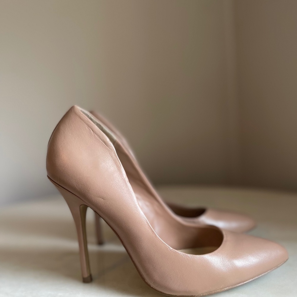 Steve Madden nude pumps!